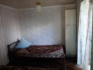 Отели типа «постель и завтрак» Отдых в Бердянске Dalʼniye Liski Бюджетный трехместный номер-3